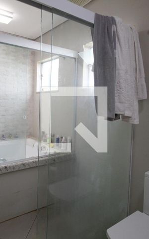 Casa de condomínio para alugar com 420m², 3 quartos e 4 vagasBanheiro da Suíte 1