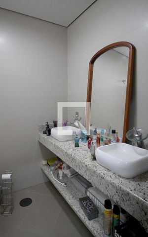 Casa de condomínio para alugar com 420m², 3 quartos e 4 vagasBanheiro da  Suíte 1