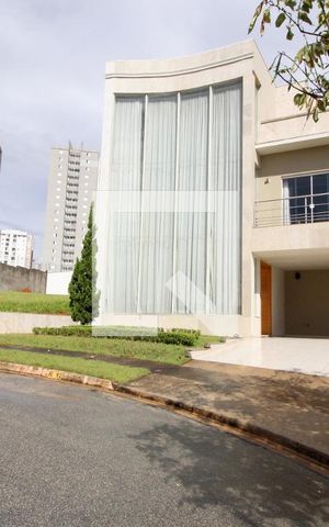 Casa de condomínio para alugar com 420m², 3 quartos e 4 vagasFachada da Casa
