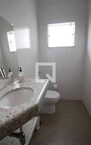 Casa de condomínio para alugar com 420m², 3 quartos e 4 vagasBanheiro da Sala de TV