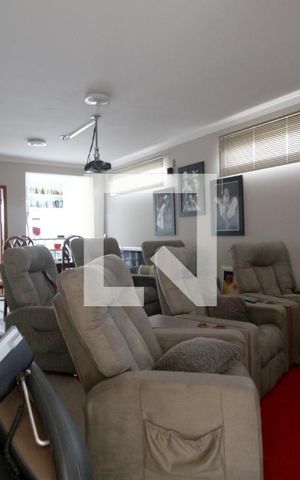 Casa de condomínio para alugar com 420m², 3 quartos e 4 vagasSala de TV