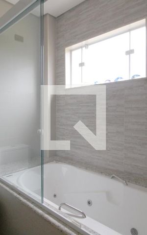 Casa de condomínio para alugar com 420m², 3 quartos e 4 vagasBanheiro da Suíte 2