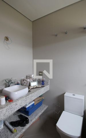 Casa de condomínio para alugar com 420m², 3 quartos e 4 vagasBanheiro da Suíte 2