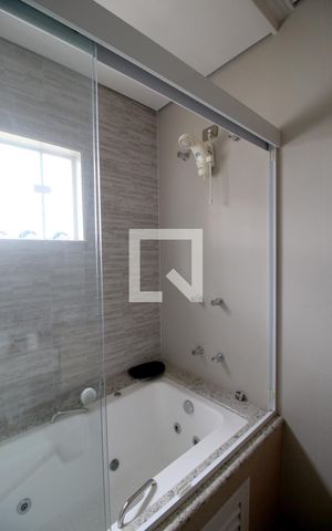 Casa de condomínio para alugar com 420m², 3 quartos e 4 vagasBanheiro da Suíte 2