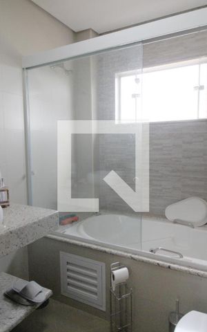 Casa de condomínio para alugar com 420m², 3 quartos e 4 vagasBanheiro da Suíte 3