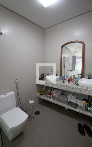 Casa de condomínio para alugar com 420m², 3 quartos e 4 vagasBanheiro da Suíte 1