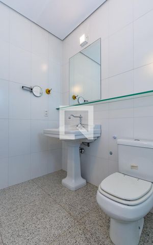 Casa à venda com 336m², 3 quartos e 4 vagas Casa à venda com 336m², 3 quartos e 4 vagasBanheiro da Suíte 1