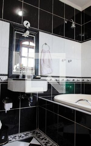 Casa para alugar com 275m², 3 quartos e 3 vagas Casa para alugar com 275m², 3 quartos e 3 vagasBanheiro da Suíte