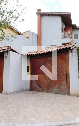 Casa para alugar com 275m², 3 quartos e 3 vagas Casa para alugar com 275m², 3 quartos e 3 vagasFachada