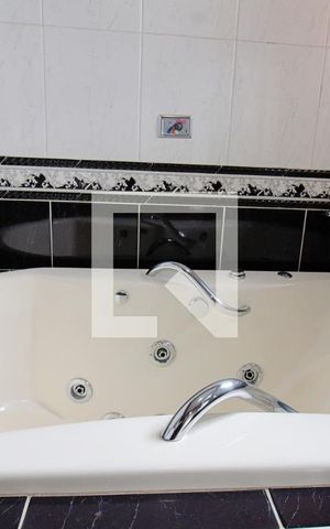 Casa para alugar com 275m², 3 quartos e 3 vagas Casa para alugar com 275m², 3 quartos e 3 vagasBanheiro da Suíte
