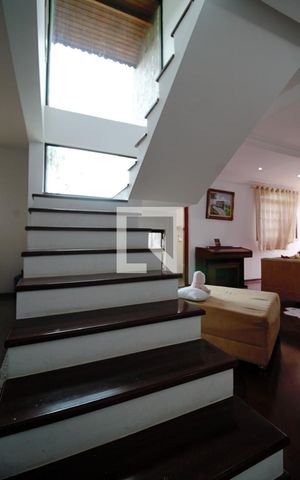 Casa para alugar com 275m², 3 quartos e 3 vagas Casa para alugar com 275m², 3 quartos e 3 vagasEscada