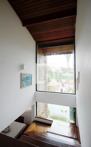 Casa para alugar com 275m², 3 quartos e 3 vagas Casa para alugar com 275m², 3 quartos e 3 vagasEscada