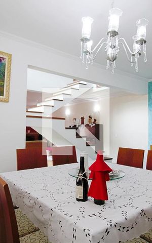 Casa para alugar com 275m², 3 quartos e 3 vagas Casa para alugar com 275m², 3 quartos e 3 vagasSala de Jantar