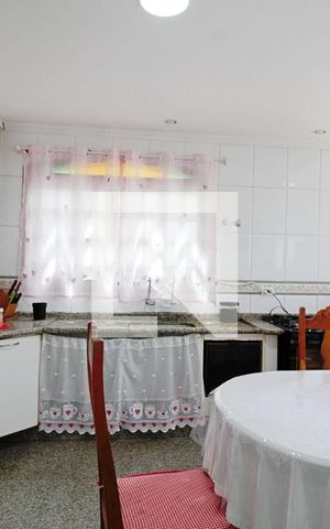 Casa para alugar com 275m², 3 quartos e 3 vagas Casa para alugar com 275m², 3 quartos e 3 vagasCozinha
