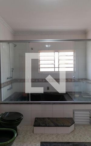 Casa à venda com 465m², 4 quartos e 4 vagas Casa à venda com 465m², 4 quartos e 4 vagasBanheiro da Suíte 02