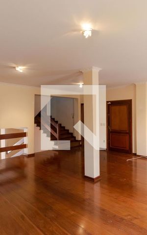 Casa à venda com 465m², 4 quartos e 4 vagas Casa à venda com 465m², 4 quartos e 4 vagasSalas