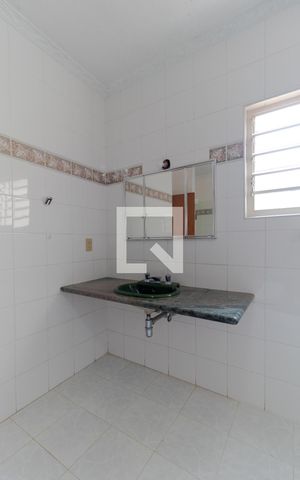 Casa à venda com 465m², 4 quartos e 4 vagas Casa à venda com 465m², 4 quartos e 4 vagasBanheiro da Suíte 01