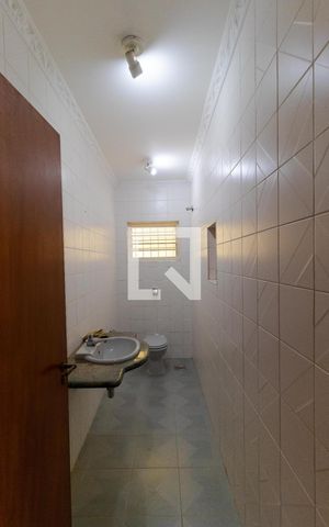 Casa à venda com 465m², 4 quartos e 4 vagas Casa à venda com 465m², 4 quartos e 4 vagasLavabo