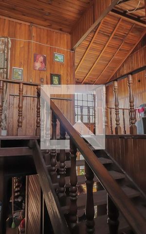 Casa para alugar com 300m², 5 quartos e 3 vagasEscadas