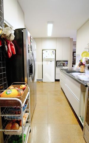 Apartamento à venda com 320m², 3 quartos e 3 vagas Apartamento à venda com 320m², 3 quartos e 3 vagasCozinha