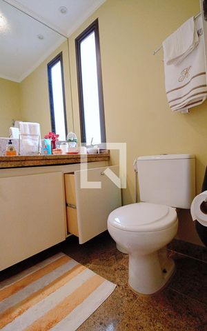 Apartamento à venda com 320m², 3 quartos e 3 vagas Apartamento à venda com 320m², 3 quartos e 3 vagasBanheiro da Suíte 2