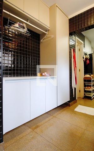 Apartamento à venda com 320m², 3 quartos e 3 vagas Apartamento à venda com 320m², 3 quartos e 3 vagasÁrea de Serviço