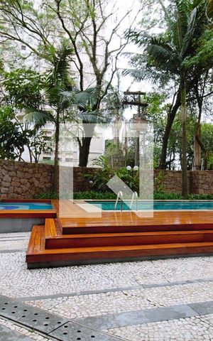 Apartamento à venda com 320m², 3 quartos e 3 vagas Apartamento à venda com 320m², 3 quartos e 3 vagasÁrea comum - Piscina