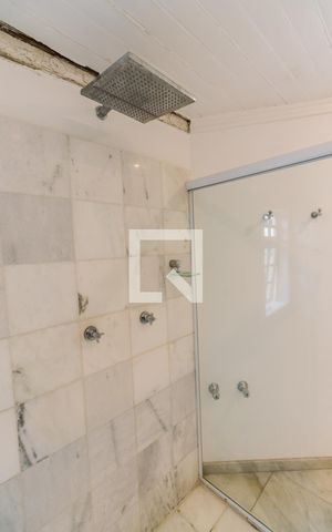 Apartamento para alugar com 240m², 3 quartos e 3 vagas Apartamento para alugar com 240m², 3 quartos e 3 vagasBanheiro da Suíte 1 Chuveiro