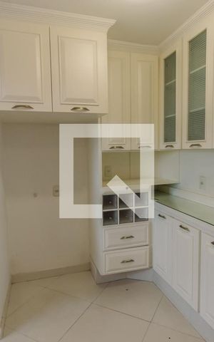 Apartamento para alugar com 240m², 3 quartos e 3 vagas Apartamento para alugar com 240m², 3 quartos e 3 vagasCozinha
