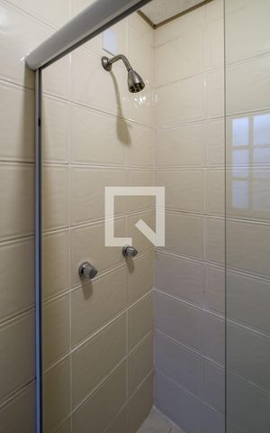 Casa para alugar com 574m², 4 quartos e 3 vagas Casa para alugar com 574m², 4 quartos e 3 vagasBanheiro da Suíte 1