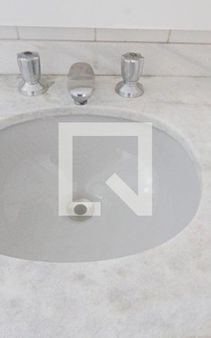 Apartamento à venda com 64m², 2 quartos e 2 vagas Apartamento à venda com 64m², 2 quartos e 2 vagasBanheiro da Suíte