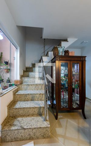 Casa à venda com 200m², 3 quartos e 4 vagas Casa à venda com 200m², 3 quartos e 4 vagasSala