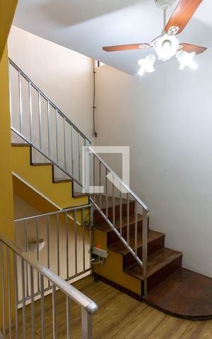 Casa à venda com 154m², 3 quartos e 1 vaga Casa à venda com 154m², 3 quartos e 1 vagaEscada