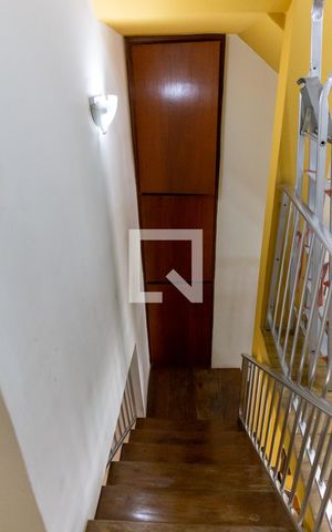 Casa à venda com 154m², 3 quartos e 1 vaga Casa à venda com 154m², 3 quartos e 1 vagaEscada