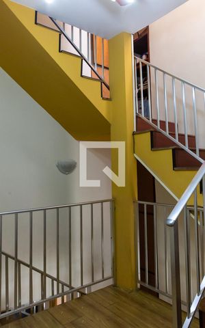 Casa à venda com 154m², 3 quartos e 1 vaga Casa à venda com 154m², 3 quartos e 1 vagaEscada