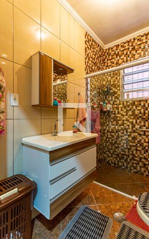 Casa à venda com 312m², 3 quartos e 3 vagas Casa à venda com 312m², 3 quartos e 3 vagasBanheiro 1