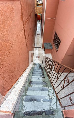 Casa à venda com 312m², 3 quartos e 3 vagas Casa à venda com 312m², 3 quartos e 3 vagasEscada Escritório