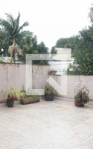 Casa à venda com 140m², 3 quartos e 3 vagas Casa à venda com 140m², 3 quartos e 3 vagasVaranda