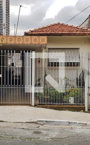 Casa à venda com 250m², 7 quartos e 1 vaga Casa à venda com 250m², 7 quartos e 1 vagaFachada
