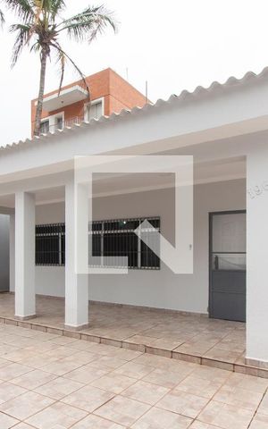 Casa para alugar com 180m², 4 quartos e 5 vagas Casa para alugar com 180m², 4 quartos e 5 vagasEntrada
