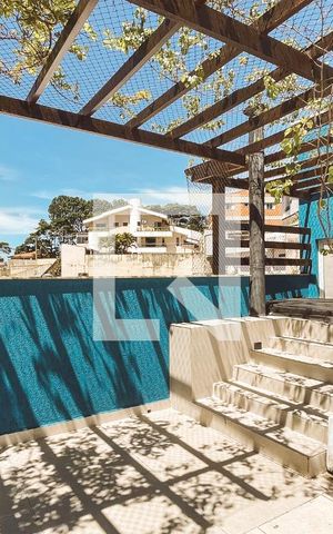 Casa à venda com 561m², 5 quartos e 6 vagas Casa à venda com 561m², 5 quartos e 6 vagasTerraço