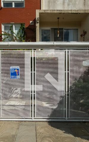 Casa de condomínio à venda com 200m², 2 quartos e 4 vagas Casa de condomínio à venda com 200m², 2 quartos e 4 vagasFachada