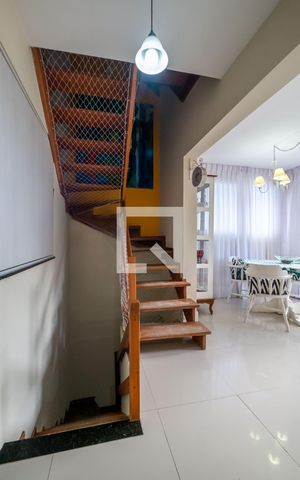 Casa de condomínio à venda com 200m², 2 quartos e 4 vagas Casa de condomínio à venda com 200m², 2 quartos e 4 vagasEscada