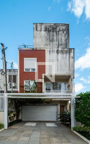 Casa de condomínio à venda com 200m², 2 quartos e 4 vagas Casa de condomínio à venda com 200m², 2 quartos e 4 vagasFachada