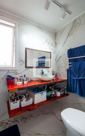 Casa de condomínio à venda com 200m², 2 quartos e 4 vagas Casa de condomínio à venda com 200m², 2 quartos e 4 vagasBanheiro da Suíte 2
