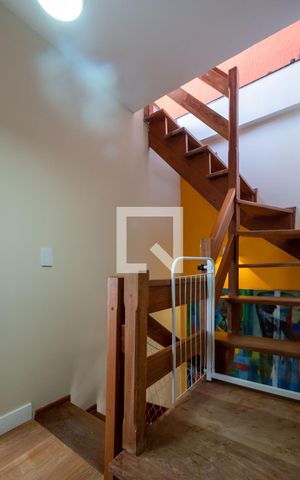 Casa de condomínio à venda com 200m², 2 quartos e 4 vagas Casa de condomínio à venda com 200m², 2 quartos e 4 vagasEscada