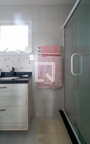 Casa de condomínio à venda com 200m², 2 quartos e 4 vagas Casa de condomínio à venda com 200m², 2 quartos e 4 vagasBanheiro da Suíte 1