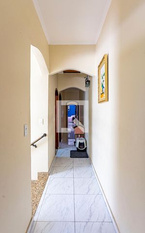Casa à venda com 200m², 4 quartos e 2 vagas Casa à venda com 200m², 4 quartos e 2 vagasCorredor Dormitórios