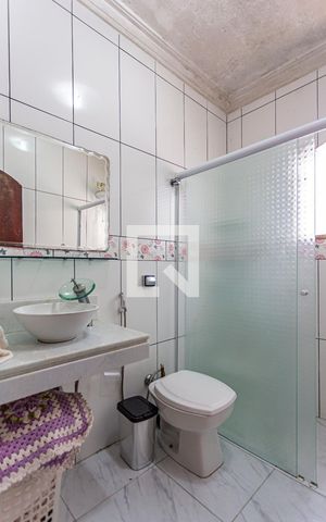 Casa à venda com 200m², 4 quartos e 2 vagas Casa à venda com 200m², 4 quartos e 2 vagasBanheiro
