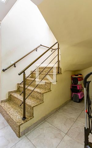 Casa à venda com 200m², 4 quartos e 2 vagas Casa à venda com 200m², 4 quartos e 2 vagasEscada Dormitórios